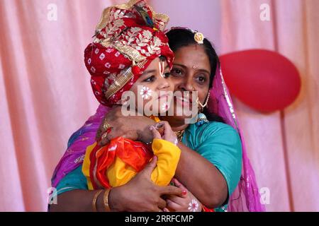 Ajmer, Indien. September 2023. Menschen, die als Hindu-Gott Krishna und seine Gefährtin Radha gekleidet sind, nehmen an den Feierlichkeiten des Janmashtami-Festivals Teil, das die Geburt von Lord Krishna am 7. September 2023 in Ajmer, Rajasthan, Indien, markiert. Foto von ABACAPRESS.COM Credit: Abaca Press/Alamy Live News Stockfoto