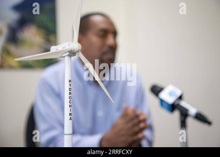 220413 -- ADDIS ABEBA, 13. April 2022 -- Moges Mekonnen, Kommunikationsdirektor der EEP für Äthiopische Elektrizität, spricht während eines Interviews mit Xinhua in Addis Abeba, Äthiopien, 28. März 2022. China beteiligt sich zunehmend am Sektor der erneuerbaren Energien in Äthiopien und ermöglicht es dem Land, seine reichen erneuerbaren Energiequellen zu nutzen, sagte ein äthiopischer Beamter. Interview: China spielt eine wachsende Rolle in Äthiopiens Entwicklung erneuerbarer Energien: Offizielle ÄTHIOPIEN-ADDIS ABEBA-RENEWABLE ENERGY-INTERVIEW MichaelxTewelde PUBLICATIONxNOTxINxCHN Stockfoto