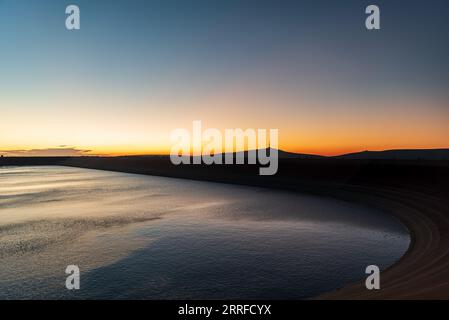 Tageslicht mit buntem Himmel über Praded und Petrovy Kameny vom Dlouhe Strane Hügel in den Jeseniki Bergen in tschechien Stockfoto