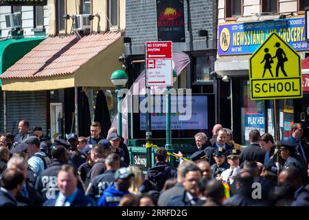 220412 -- NEW YORK, 12. April 2022 -- Polizei und Ermittler arbeiten in einer nahegelegenen Straße, nachdem am 12. April 2022 eine Schießerei in einer U-Bahn-Station in Brooklyn, New York, USA, stattfand. Mindestens fünf Personen wurden am Dienstagmorgen in der U-Bahn-Station in Brooklyn erschossen und 13 wurden verletzt, berichteten lokale Medien und zitierten Quellen der Strafverfolgungsbehörden. Foto von Michael Nagle/Xinhua U.S.-NEW YORK-U-BAHN-STATION-SHOOTING WangxYing PUBLICATIONxNOTxINxCHN Stockfoto