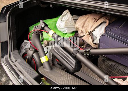 Koffer und Gepäck im Kofferraum des Autos bereit, in den Urlaub zu gehen  Stockfotografie - Alamy