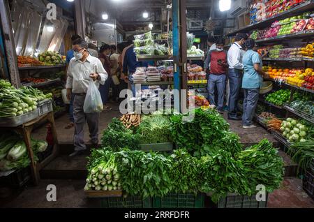 220413 -- NEU DELHI, 13. April 2022 -- Leute kaufen auf einem Markt in Neu Delhi, Indien, 13. April 2022. Indiens Inflation im Einzelhandel steigt im März auf 6,95 Prozent. Foto von /Xinhua INDIA-NEW DELHI-INFLATION JavedxDar PUBLICATIONxNOTxINxCHN Stockfoto