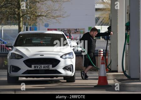 220414 -- MANCHESTER, 14. April 2022 -- Ein Mann füllt am 13. April 2022 Ein Fahrzeug an einer Tankstelle in Manchester, Großbritannien. Der Verbraucherpreisindex in Großbritannien stieg in den 12 Monaten bis März 2022 um 7 Prozent, von 6,2 Prozent im Februar, und erreichte ein neues 30-Jahres-hoch, wie offizielle Statistiken am Mittwoch zeigten. Foto von /Xinhua BRITAIN-INFLATION JonxSuper PUBLICATIONxNOTxINxCHN Stockfoto