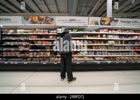 220414 -- MANCHESTER, 14. April 2022 -- Ein Mann in einem Supermarkt in Manchester, Großbritannien, am 13. April 2022. Der Verbraucherpreisindex in Großbritannien stieg in den 12 Monaten bis März 2022 um 7 Prozent, von 6,2 Prozent im Februar, und erreichte ein neues 30-Jahres-hoch, wie offizielle Statistiken am Mittwoch zeigten. Foto von /Xinhua BRITAIN-INFLATION JonxSuper PUBLICATIONxNOTxINxCHN Stockfoto