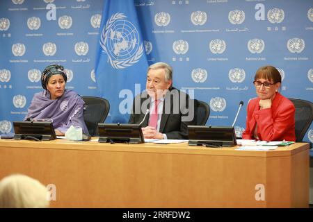 220414 -- VEREINTEN NATIONEN, 14. April 2022 -- UN-Generalsekretär Antonio Guterres C spricht vor den Medien anlässlich der Veröffentlichung eines Berichts der Global Crisis Response Group on Food, Energy and Finance über die Ukraine-Krise am 13. April 2022 im UN-Hauptquartier in New York. UN-Generalsekretär Antonio Guterres sagte am Mittwoch, dass ein landesweiter humanitärer Waffenstillstand in der Ukraine derzeit nicht erreichbar zu sein scheint. Guterres startete am 28. März eine Initiative für einen humanitären Waffenstillstand in der Ukraine und entsandte den Untergeneralsekretär für humanitäre Angelegenheiten Martin Griffiths nach Moskau und Kiew, um zu erkunden Stockfoto