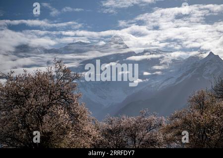 220414 -- LHASA, 14. April 2022 -- Foto aufgenommen am 13. April 2022 zeigt den Mount Namjagbarwa in Nyingchi, der südwestchinesischen Autonomen Region Tibet. CHINA-TIBET-MOUNT NAMJAGBARWA CN SunxFei PUBLICATIONxNOTxINxCHN Stockfoto