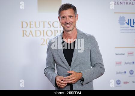 Hamburg, Deutschland. September 2023. Andreas Türck, Journalist und Moderator, kommt auf dem Roten Teppich für den 14. Deutschen Rundfunkpreis in der Neuen Flora an. Quelle: Christian Charisius/dpa/Alamy Live News Stockfoto