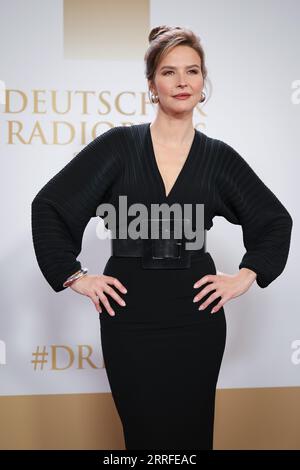 Hamburg, Deutschland. September 2023. Katrin Bauerfeind, Moderatorin und Journalistin, kommt auf den roten Teppich für den 14. Deutschen Rundfunkpreis bei der Neuen Flora. Quelle: Christian Charisius/dpa/Alamy Live News Stockfoto