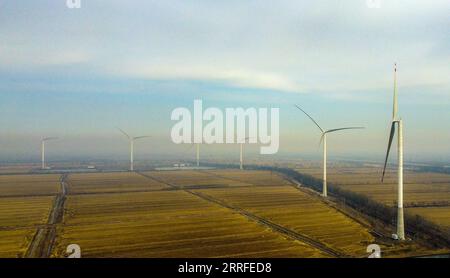 220414 -- TIANJIN, 14. April 2022 -- Luftaufnahme, aufgenommen am 21. März 2022, zeigt eine Windfarm im Ninghe District im nordchinesischen Tianjin. Die installierte Gesamtkapazität der Windparks in Tianjin beträgt bis Ende Februar dieses Jahres 1,296 Millionen Kilowatt. CHINA-TIANJIN-WINDKRAFT CN SunxFanyue PUBLICATIONxNOTxINxCHN Stockfoto