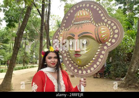 220414 -- DHAKA, 14. April 2022 -- Eine Frau hält Eine bunte Maske während einer Prozession anlässlich des Bengalischen Neujahrs in Dhaka, Bangladesch, 14. April 2022. BANGLADESCH-DHAKA-BENGALI-NEUJAHR Salim PUBLICATIONxNOTxINxCHN Stockfoto