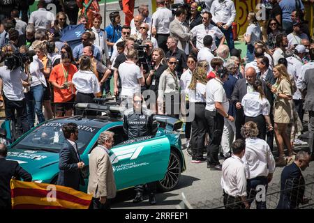 Bernd Maylander, der offizielle F1 Safety Car Fahrer, steht neben dem Aston Martin Safety Car. Stockfoto