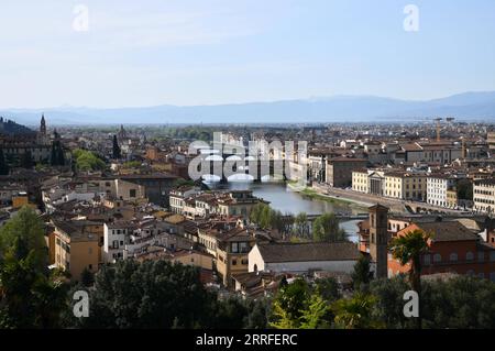 220415 -- FLORENZ, 15. April 2022 -- Foto aufgenommen am 14. April 2022 zeigt einen Blick auf Florenz, Italien. ITALIEN-FLORENZ-ALLTAG JinxMamengni PUBLICATIONxNOTxINxCHN Stockfoto