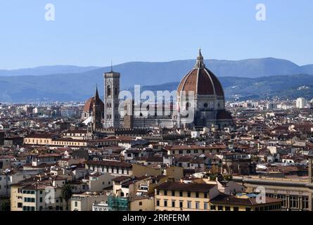 220415 -- FLORENZ, 15. April 2022 -- Foto aufgenommen am 14. April 2022 zeigt einen Blick auf Florenz, Italien. ITALIEN-FLORENZ-ALLTAG JinxMamengni PUBLICATIONxNOTxINxCHN Stockfoto