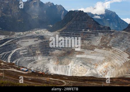 Die riesige Grasberg-Tagebaugrube aus der Sicht der Airialen Stockfoto