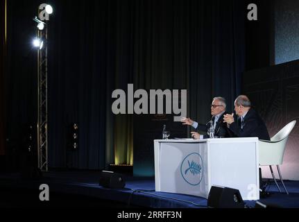 220415 -- PARIS, 15. April 2022 -- der Präsident des Cannes Film Festivals, Pierre Lescure R, und der Generaldelegierte Thierry Fremaux nehmen am 14. April 2022 an einer Pressekonferenz in Paris, Frankreich, Teil. Die offizielle Auswahl für die 75. Ausgabe des Cannes Film Festivals wurde am Donnerstag während einer Pressekonferenz in Paris bekannt gegeben, bei der 18 Filme für die Palme d Or ausgewählt wurden. Das diesjährige Filmfestival startet am 17. Mai. Die Preisverleihung findet am 28. Mai zum Ende des Festivals statt. FRANKREICH-PARIS-CANNES FILM FESTIVAL-OFFIZIELLE AUSWAHL GAOXJING PUBLICATIONXNOTXINXCHN Stockfoto