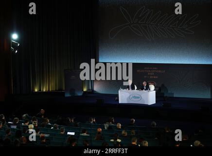 220415 -- PARIS, 15. April 2022 -- der Präsident des Cannes Film Festivals, Pierre Lescure R, und der Generaldelegierte Thierry Fremaux nehmen am 14. April 2022 an einer Pressekonferenz in Paris, Frankreich, Teil. Die offizielle Auswahl für die 75. Ausgabe des Cannes Film Festivals wurde am Donnerstag während einer Pressekonferenz in Paris bekannt gegeben, bei der 18 Filme für die Palme d Or ausgewählt wurden. Das diesjährige Filmfestival startet am 17. Mai. Die Preisverleihung findet am 28. Mai zum Ende des Festivals statt. FRANKREICH-PARIS-CANNES FILM FESTIVAL-OFFIZIELLE AUSWAHL GAOXJING PUBLICATIONXNOTXINXCHN Stockfoto