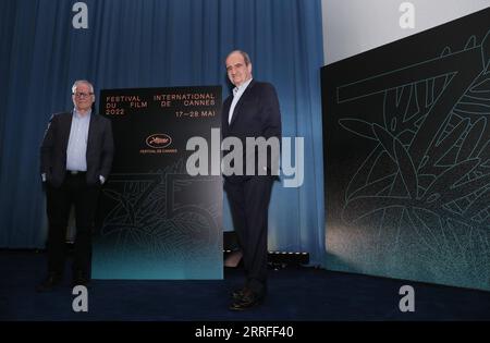 220415 -- PARIS, 15. April 2022 -- der Präsident des Cannes Film Festivals, Pierre Lescure R, und der Generaldelegierte Thierry Fremaux nehmen am 14. April 2022 an einer Pressekonferenz in Paris, Frankreich, Teil. Die offizielle Auswahl für die 75. Ausgabe des Cannes Film Festivals wurde am Donnerstag während einer Pressekonferenz in Paris bekannt gegeben, bei der 18 Filme für die Palme d Or ausgewählt wurden. Das diesjährige Filmfestival startet am 17. Mai. Die Preisverleihung findet am 28. Mai zum Ende des Festivals statt. FRANKREICH-PARIS-CANNES FILM FESTIVAL-OFFIZIELLE AUSWAHL GAOXJING PUBLICATIONXNOTXINXCHN Stockfoto