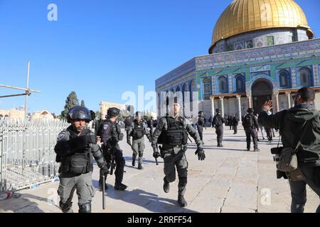 Bilder des Jahres 2022, Nachrichten 04 April Nachrichten Themen der Woche KW15 Nachrichten Bilder des Tages 220415 -- JERUSALEM, 15. April 2022 -- israelische Sicherheitskräfte betreten die Al-Aqsa-Moschee in Jerusalem, 15. April 2022. Nach Angaben palästinensischer Gesundheitsbeamter wurden bei den Zusammenstößen bisher über 100 Palästinenser verletzt, während die israelische Polizei berichtete, dass drei Beamte leicht verletzt wurden. Foto von /Xinhua MIDEAST-JERUSALEM-CLASHES MuammarxAwad PUBLICATIONxNOTxINxCHN Stockfoto