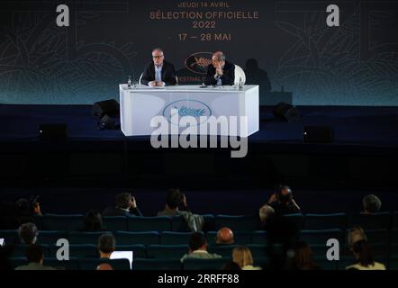 220415 -- PARIS, 15. April 2022 -- der Präsident des Cannes Film Festivals, Pierre Lescure R, und der Generaldelegierte Thierry Fremaux nehmen am 14. April 2022 an einer Pressekonferenz in Paris, Frankreich, Teil. Die offizielle Auswahl für die 75. Ausgabe des Cannes Film Festivals wurde am Donnerstag während einer Pressekonferenz in Paris bekannt gegeben, bei der 18 Filme für die Palme d Or ausgewählt wurden. Das diesjährige Filmfestival startet am 17. Mai. Die Preisverleihung findet am 28. Mai zum Ende des Festivals statt. FRANKREICH-PARIS-CANNES FILM FESTIVAL-OFFIZIELLE AUSWAHL GAOXJING PUBLICATIONXNOTXINXCHN Stockfoto