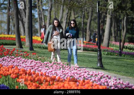 220416 -- ISTANBUL, 16. April 2022 -- Menschen genießen Tulpen in einem Park in Istanbul, Türkei, 15. April 2022. Shadati TÜRKEI-ISTANBUL-TULPEN ShaxDati PUBLICATIONxNOTxINxCHN Stockfoto