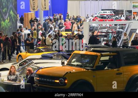 220416 -- NEW YORK, 16. April 2022 -- Leute besuchen die New York International Auto Show in New York, USA, 15. April 2022. Die New York International Auto Show NYIAS feierte am Freitag ein Comeback und wurde nach zwei Jahren Unterbrechung der COVID-19-Pandemie für die Öffentlichkeit geöffnet. Das NYIAS, das auf 1900 zurückgeht, verkleinert die Ausstellungsfläche im Jahr 2022, hebt aber neue Elektrofahrzeuge aus dem in- und Ausland hervor. U.S.-NEW YORK-AUTO SHOW WangxYing PUBLICATIONxNOTxINxCHN Stockfoto