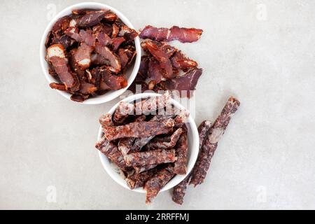 Südafrikanischer traditioneller Biltong und trockene Kleidung auf Grau Stockfoto