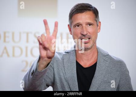 Hamburg, Deutschland. September 2023. Andreas Türck, Journalist und Moderator, kommt auf dem Roten Teppich für den 14. Deutschen Rundfunkpreis in der Neuen Flora an. Quelle: Christian Charisius/dpa/Alamy Live News Stockfoto