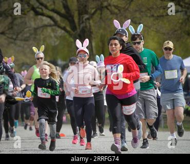 220416 -- VANCOUVER, 16. April 2022 -- Menschen nehmen am Big Easter Run in Vancouver, British Columbia, Kanada, am 16. April 2022 Teil. Foto von /Xinhua CANADA-VANCOUVER-BIG EASTER RUN LiangxSen PUBLICATIONxNOTxINxCHN Stockfoto