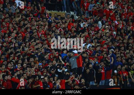 220417 -- KAIRO, 17. April 2022 -- Fans feuern ihr Team beim Viertelfinale der CAF Champions League 2022 an, das am 16. April 2022 zwischen Al Ahly aus Ägypten und Raja Casablanca aus Marokko in Kairo, Ägypten, ausgetragen wurde. SPEGYPT-CAIRO-FOOTBALL-CAF CHAMPIONS LEAGUE-QUARTER-FINALE-AL AHLY VS RAJA CASABLANCA AHMEDXGOMAA PUBLICATIONXNOTXINXCHN Stockfoto