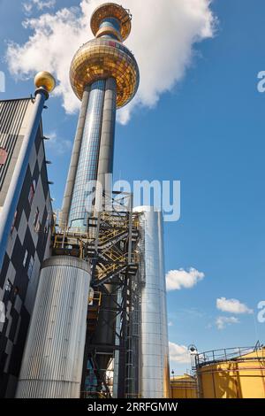 Mehrfarben-Spitelau-Verbrennungsofen und -Turm im Wiener Stadtzentrum. Österreich Stockfoto