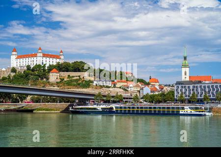 Kreuzfahrtschiff auf der Donau, Bratislava, Slowakei Stockfoto