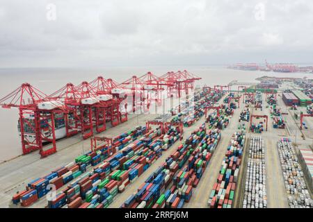 220419 -- PEKING, 19. April 2022 -- Luftaufnahme, aufgenommen am 15. April 2022, zeigt einen Blick auf Shanghais Yangshan Hafen in Ostchina. Xinhua Schlagzeilen: Weltexperten halten dynamischen Null-COVID-Ansatz für die beste Wahl für China, Segen für World DingxTing PUBLICATIONxNOTxINxCHN Stockfoto