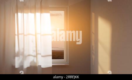 Ein Zimmer mit komfortablem, warmem Sonnenlicht, das durch das Fenster kommt Stockfoto
