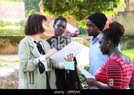 220420 -- KAMPALA, 20. April 2022 -- Ein chinesischer Sprachlehrer L interagiert mit Studenten am Konfuzius-Institut der Makerere-Universität in Kampala, Uganda, 19. April 2022. Während die Welt an den jährlichen UN-Tag der chinesischen Sprache am Mittwoch erinnert, bereiten sich die ugandischen Jugendlichen darauf vor, Chinesisch zu lernen. Sie sehen die Sprache, die in der zweitgrößten Volkswirtschaft verwendet wird, als ein Instrument, mit dem sie Zugang zu einer breiteren Zukunft erhalten. ZU DIESEM Feature: Ugandische Jugendliche sehen Karrieremöglichkeiten durch Chinesisch lernen UGANDA-KAMPALA-MAKERERE UNIVERSITY-CONFUCIOUS INSTITUTE ZhangxGaiping PUBLIC Stockfoto