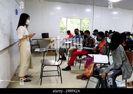 220420 -- KAMPALA, 20. April 2022 -- Ein chinesischer Sprachlehrer L lehrt am Konfuzius-Institut in der Makerere-Universität in Kampala, Uganda, 12. April 2022 einen chinesischen Sprachkurs. Während die Welt an den jährlichen UN-Tag der chinesischen Sprache am Mittwoch erinnert, bereiten sich die ugandischen Jugendlichen darauf vor, Chinesisch zu lernen. Sie sehen die Sprache, die in der zweitgrößten Volkswirtschaft verwendet wird, als ein Instrument, mit dem sie Zugang zu einer breiteren Zukunft erhalten. ZU DIESEM Feature: Ugandische Jugendliche sehen Karrieremöglichkeiten durch Chinesisch lernen UGANDA-KAMPALA-MAKERERE UNIVERSITY-CONFUCIOUS INSTITUTE ZhangxGaipi Stockfoto