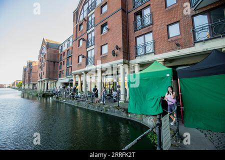 Dreharbeiten zur Fernsehserie Casualty in Cardiff, Wales, Großbritannien. CASUALTY (auch CASUAL+Y) ist eine britische Drama-Serie, die wöchentlich auf BBC One ausgestrahlt wird.[3] erstellt von Jeremy Brock und Paul Unwin, wurde sie am 6. September 1986 erstmals in Großbritannien auf BBC One ausgestrahlt. Der ursprüngliche Produzent war Geraint Morris. Casualty wird seit 1986 wöchentlich ausgestrahlt und ist die am längsten laufende Primetime-Drama-Serie der Welt. Stockfoto