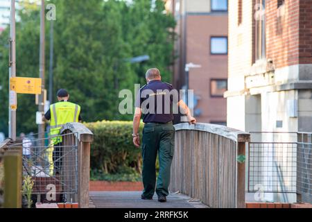 Dreharbeiten zur Fernsehserie Casualty in Cardiff, Wales, Großbritannien. CASUALTY (auch CASUAL+Y) ist eine britische Drama-Serie, die wöchentlich auf BBC One ausgestrahlt wird.[3] erstellt von Jeremy Brock und Paul Unwin, wurde sie am 6. September 1986 erstmals in Großbritannien auf BBC One ausgestrahlt. Der ursprüngliche Produzent war Geraint Morris. Casualty wird seit 1986 wöchentlich ausgestrahlt und ist die am längsten laufende Primetime-Drama-Serie der Welt. Stockfoto