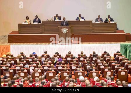 220420 -- YAMOUSSOUKRO, 20. April 2022 -- Präsident Alassane Ouattara von Cote d Ivoire spricht auf einer Konferenz in Yamoussoukro, der de-jure-Hauptstadt der Cote d Ivoire, am 19. April 2022. Präsident Alassane Ouattara von Cote d Ivoire ernannte am Dienstag Tiemoko Meyliet Kone, den Gouverneur der Zentralbank der westafrikanischen Staaten BCEAO, zum Vizepräsidenten der Republik Cote d Ivoire. Foto: /Xinhua COTE D IVOIRE-VIZEPRÄSIDENT-ERNENNUNG YvanxSonh PUBLICATIONxNOTxINxCHN Stockfoto