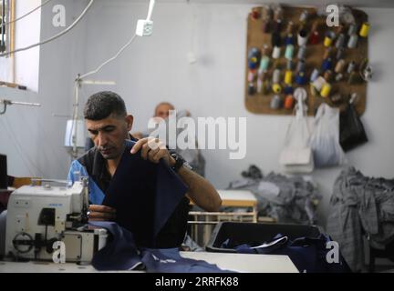 220420 -- RAFAH, 20. April 2022 -- Ein palästinensischer Schneider stellt Kleidung für das bevorstehende Eid al-Fitr-Festival in einer Nähfabrik im südlichen Gazastreifen Rafah am 20. April 2022 her. Foto von /Xinhua MIDEAST-GAZA-RAFAH-SEWING-FACTORY-FESTIVAL KhaledxOmar PUBLICATIONxNOTxINxCHN Stockfoto