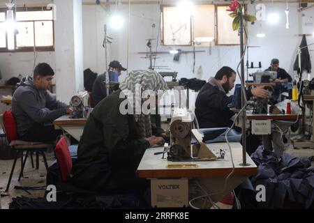 220420 -- RAFAH, 20. April 2022 -- palästinensische Schneider machen Kleidung für das bevorstehende Eid al-Fitr-Festival in einer Nähfabrik im südlichen Gazastreifen Rafah, am 20. April 2022. Foto von /Xinhua MIDEAST-GAZA-RAFAH-SEWING-FACTORY-FESTIVAL KhaledxOmar PUBLICATIONxNOTxINxCHN Stockfoto