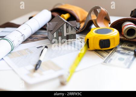 Stillstandzeit Von Elektrischen Komponenten, Die Nach Plänen Angeordnet Sind Stockfoto