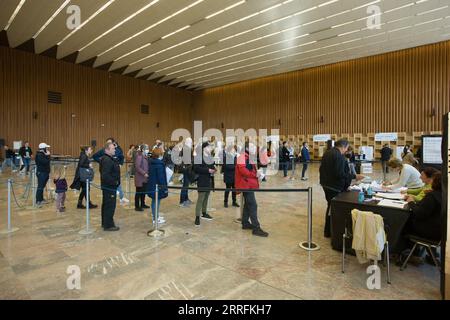 220420 -- LJUBLJANA, 20. April 2022 -- bei der frühzeitigen Abstimmung für die Parlamentswahlen 2022 in einem Wahllokal in Ljubljana, Slowenien, am 20. April 2022 stehen die Wähler zur Wahl. Rund 1,7 Millionen Wahlberechtigte in Slowenien werden eingeladen, am 24. April ihre Stimmzettel abzugeben, um das neue Parlament des Landes zu wählen. Foto: /Xinhua SLOVENIA-LJUBLJANA-BUNDESTAGSWAHL-FRÜHZEITIGE ABSTIMMUNG ZeljkoxStevanic PUBLICATIONxNOTxINxCHN Stockfoto