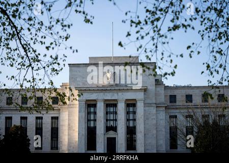 220421 -- WASHINGTON, 21. April 2022 -- Foto aufgenommen am 20. April 2022 zeigt die US-Notenbank Federal Reserve in Washington, D.C., USA. Die US-amerikanische Konjunktur expandierte seit Mitte Februar in gemäßigtem Tempo, während die Inflation, der angespannte Arbeitsmarkt und die anhaltenden Engpässe in der Lieferkette anstiegen, sagte die Federal Reserve am Mittwoch. UM MIT Lieferrückständen, Engpässen auf dem Arbeitsmarkt und erhöhten Inputkosten EINHERZUGEHEN, stellen die US-Fed-Umfrage U.S.-WASHINGTON, D.C.-ECONOMY-SURVEY LiuxJie PUBLICATIONxNOTxINxCHN nach wie vor Herausforderungen dar Stockfoto