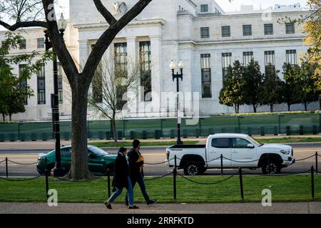 220421 -- WASHINGTON, 21. April 2022 -- Menschen gehen an der US Federal Reserve in Washington, D.C., den Vereinigten Staaten, 20. April 2022 vorbei. Die US-amerikanische Konjunktur expandierte seit Mitte Februar in gemäßigtem Tempo, während die Inflation, der angespannte Arbeitsmarkt und die anhaltenden Engpässe in der Lieferkette anstiegen, sagte die Federal Reserve am Mittwoch. UM MIT Lieferrückständen, Engpässen auf dem Arbeitsmarkt und erhöhten Inputkosten EINHERZUGEHEN, stellen die US-Fed-Umfrage U.S.-WASHINGTON, D.C.-ECONOMY-SURVEY LiuxJie PUBLICATIONxNOTxINxCHN nach wie vor Herausforderungen dar Stockfoto