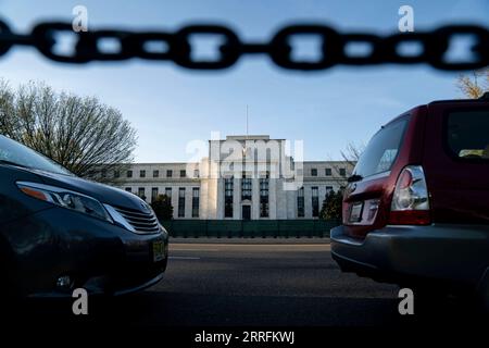 220421 -- WASHINGTON, 21. April 2022 -- Foto aufgenommen am 20. April 2022 zeigt die US-Notenbank Federal Reserve in Washington, D.C., USA. Die US-amerikanische Konjunktur expandierte seit Mitte Februar in gemäßigtem Tempo, während die Inflation, der angespannte Arbeitsmarkt und die anhaltenden Engpässe in der Lieferkette anstiegen, sagte die Federal Reserve am Mittwoch. UM MIT Lieferrückständen, Engpässen auf dem Arbeitsmarkt und erhöhten Inputkosten EINHERZUGEHEN, stellen die US-Fed-Umfrage U.S.-WASHINGTON, D.C.-ECONOMY-SURVEY LiuxJie PUBLICATIONxNOTxINxCHN nach wie vor Herausforderungen dar Stockfoto