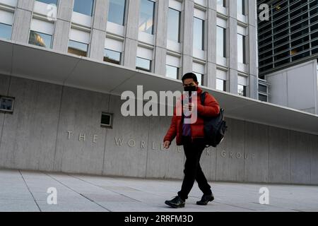 220421 -- WASHINGTON, 21. April 2022 -- Ein Spaziergang vorbei am Weltbank-Hauptquartier in Washington, D.C., USA, 20. April 2022. Der Krieg zwischen Russland und der Ukraine hat die Lebensmittelpreise in die Höhe getrieben und die Ärmsten am härtesten getroffen, sagte der Präsident der Weltbank-Gruppe David Malpass am Mittwoch und warnte davor, dass die Krise der Ernährungsunsicherheit Monate und wahrscheinlich auch nächstes Jahr andauern wird. DIE Weltbank-Chef warnt, Ernährungsunsicherheit Krise könnte bis ins nächste Jahr dauern US-WASHINGTON D.C.-WELTBANK-ERNÄHRUNGSUNSICHERHEIT KRISE LiuxJie PUBLICATIONxNOTxINxCHN Stockfoto