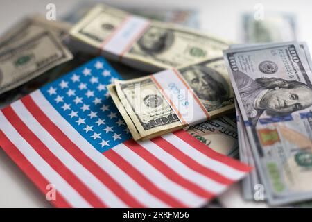 Viele hundert Dollar-Scheine sind auf dem Tisch verstreut Stockfoto