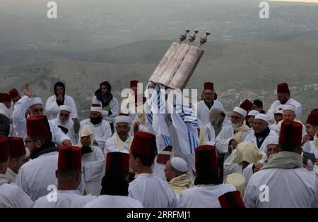 220421 -- NABLUS, 21. April 2022 -- Ein Priester der alten samaritanischen Gemeinde hält die Tora-Rolle während der Pilgerfahrt zum heiligen Tag des Passahs auf dem Gipfel des Berges Gerizim, in der Nähe der Westbank-Stadt Nablus, am 21. April 2022. Foto: /Xinhua MIDEAST-NABLUS-PASSOVER AymanxNobani PUBLICATIONxNOTxINxCHN Stockfoto