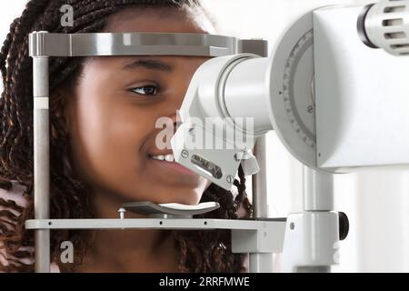 Weibliche Augenarzt untersuchen Patienten auf phoroptor in der Augenheilkunde Klinik Stockfoto