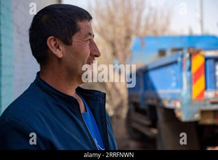 220422 -- SHAWAN, 22. April 2022 -- Ili Mehmet liegt zu Hause im Dorf Sangongdian in Shawan, Nordwestchinas Autonome Region Xinjiang Uygur, 17. April 2022. Ili Mehmet, 50, lebt in Shawan, einem großen Baumwollanbaugebiet in Xinjiang. Während der Aussaat im Frühjahr wurden die landwirtschaftlichen Arbeiten hauptsächlich von gemieteten, mechanisierten Pflanzteams durchgeführt. Aber Ili Mehmet verbringt seine Freizeit immer noch auf dem 700 Millionen 46,7 Hektar großen Baumwollfeld, das er mit seinem Geschäftspartner Duan Zhizhong in Auftrag gegeben hat, und lernt von anderen neue Pflanztechniken. Neben der Arbeit auf den Baumwollfeldern kümmert er sich auch um ihn Stockfoto